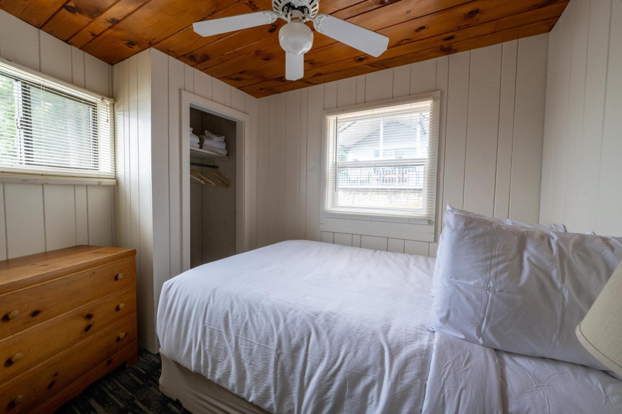 Depe Dene Lakeside Resort Lake George Bagian luar foto